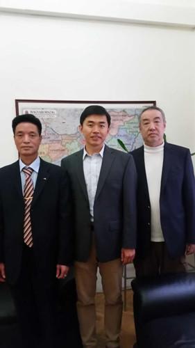 中国驻匈牙利大使馆领事部主任李克震（中）第四届会长张国治（右）和第五届会长曾玉根（左），见证交接。