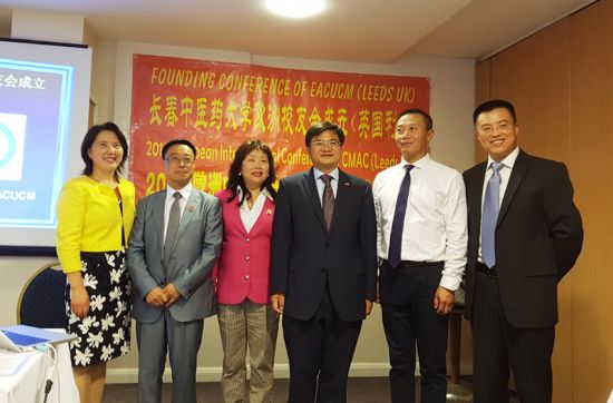 中国驻英国曼彻斯特总领事馆副总领事赖波先生（右三），英国中医专家付筱笙（左三）、李慧颖（左一）。