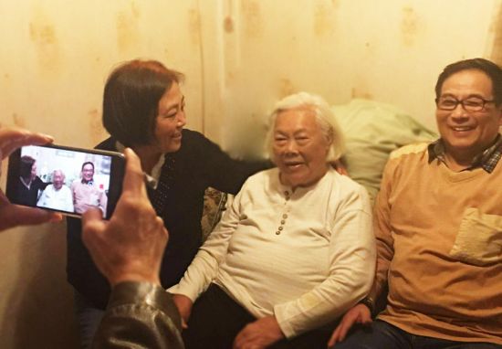 赵雨龙、汪世锺夫妇在给93岁的老奶奶治腰后合影