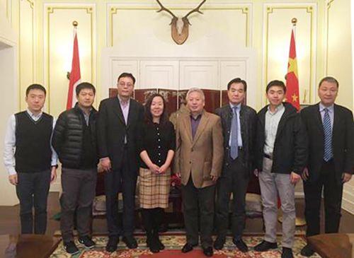 中国驻匈牙利大使段洁龙(右四)在大使馆会见代表团一行，领事部主任李克震(右二)出席。