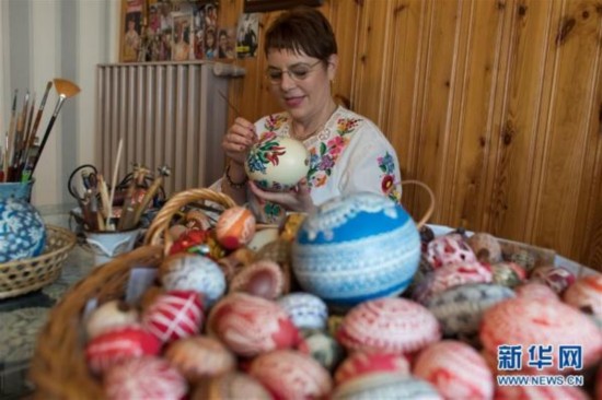 4月11日，在匈牙利中部城市凯奇凯梅特，民间手工艺家日格妮·高迪制作复活节彩蛋。匈牙利民间手工艺家日格妮·高迪被誉为“复活节彩蛋女王”，她能用20多种技术制作彩蛋，鸡蛋、鸭蛋、鹅蛋和鸵鸟蛋都是她制作彩蛋的原料。