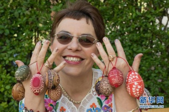 4月11日，在匈牙利中部城市凯奇凯梅特，民间手工艺家日格妮·高迪展示她制作的复活节彩蛋。匈牙利民间手工艺家日格妮·高迪被誉为“复活节彩蛋女王”，她能用20多种技术制作彩蛋，鸡蛋、鸭蛋、鹅蛋和鸵鸟蛋都是她制作彩蛋的原料。