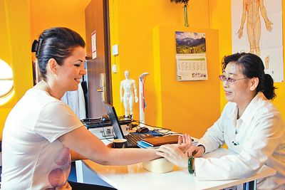 匈牙利岐黄中医药中心内，中国医生正在为当地患者把脉。