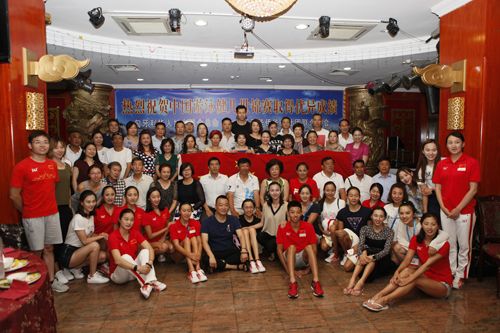 与前来参加第十七届世界游泳锦标赛的中国游泳队欢聚一堂合影