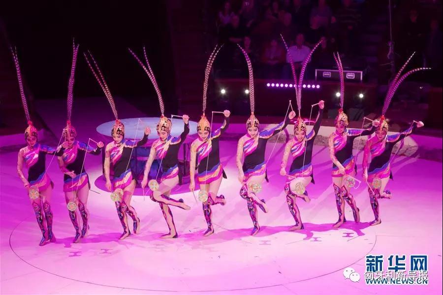 1月14日，在匈牙利首都布达佩斯，中国杂技团的演员在布达佩斯国际马戏节上表演空竹《俏花旦》。