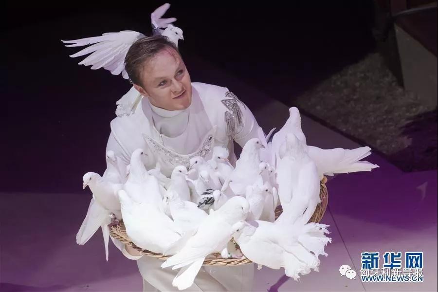 1月14日，在匈牙利首都布达佩斯，获得银奖的拉脱维亚杂技演员在布达佩斯国际马戏节上表演《鸽子与狗》。