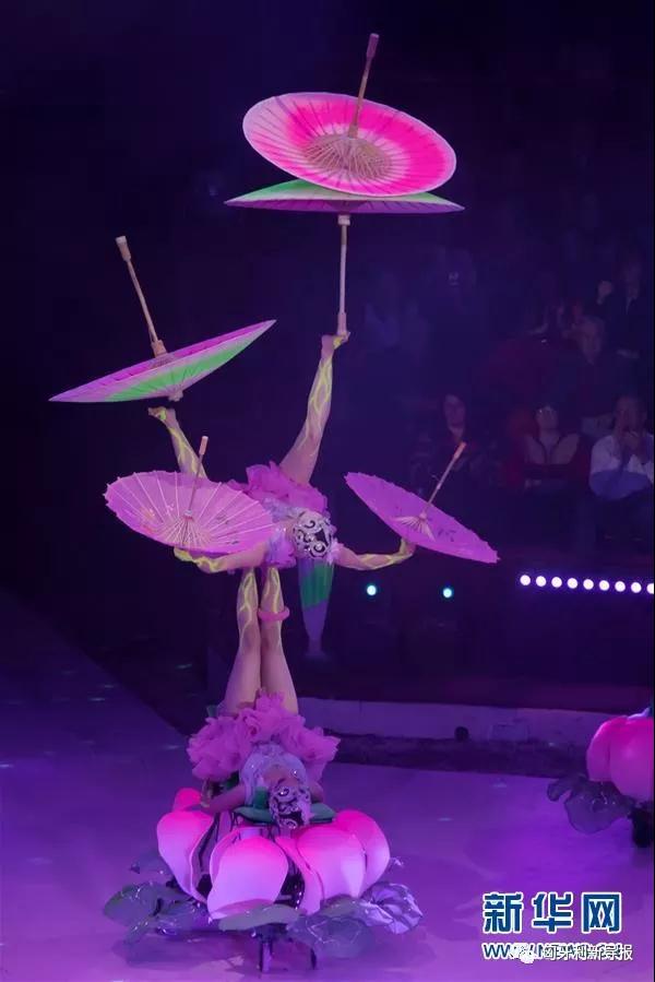 1月14日，在匈牙利首都布达佩斯，中国杂技团的演员在布达佩斯国际马戏节上表演蹬伞《荷塘月色》。