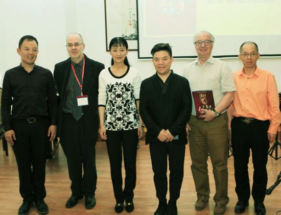 左起张继龙总监，高博教授，艺术家姜克美、艺术家王中山、胡岱茨教授，李期铿院长。