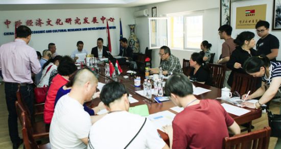 中国驻匈使馆领事部在华商聚居地开展“异地”办公现场。