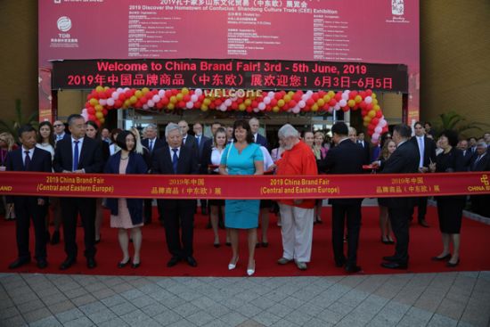 中国驻匈牙利大使馆段洁龙大使、与匈牙利财政部国务秘书贡多什.尤迪特女士共同为“2019年中国品牌商品（中东欧）展”开幕式剪裁。