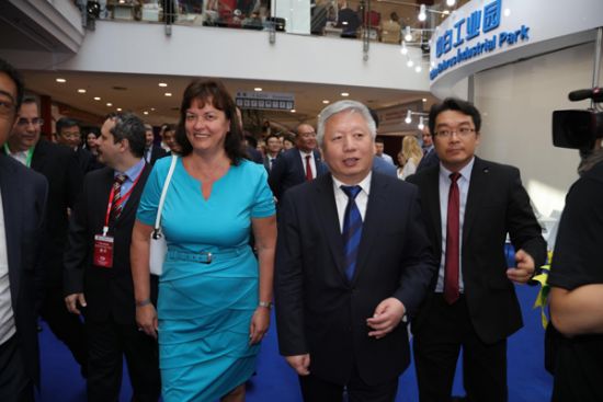 中国驻匈牙利大使馆段洁龙大使、与匈牙利财政部国务秘书贡多什.尤迪特女士共同参观中国著名品牌“中白工业园”展台。