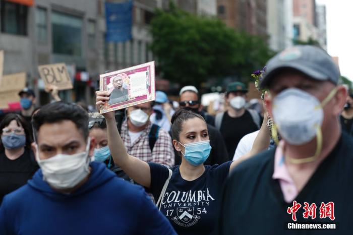 美国民众游行抗议警察暴力执法。中新社记者