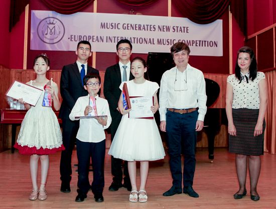 中国驻匈牙利大使馆文化官员李杰灵先生、中国音乐学院教授李海川、旅匈华侨指挥家廖原教授为获第一名选手颁奖