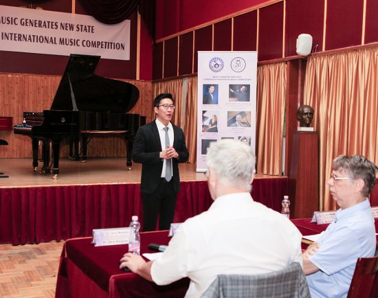 中国音乐学院教授李海川比赛后评讲