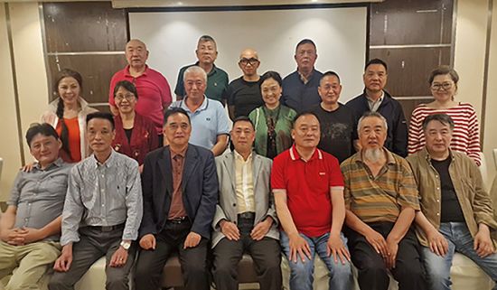 匈华权益委主席刘志辉（前左4）、名誉主席张国治（前右2）、刘文建（前左3）与参加新闻发布会季建忠、曾玉根、陈月平、魏则民、陈雷、向代英等侨领和《欧洲论坛》报总编卢秀钦、《新导报》总编滕维杰、《欧洲万事达传媒》社长宋聚芳、《联合报》报社长王明、总编季毓萍、《中东欧资讯》负责人李皓东等媒体合影
