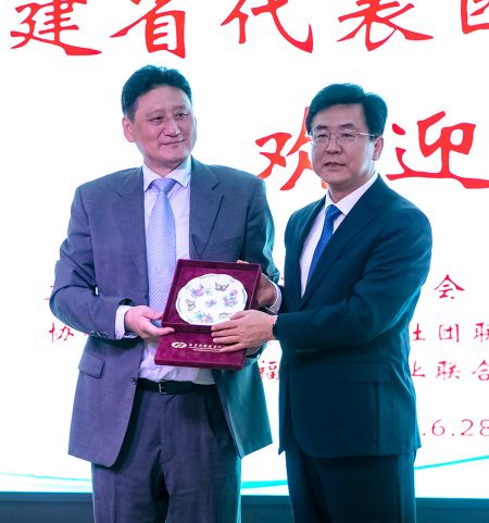 匈牙利福建同乡会会长陈雷向福建省赵龙省长赠送纪念品