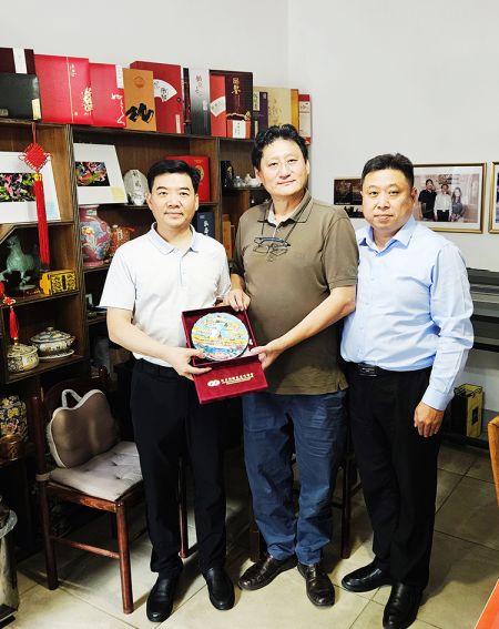 肖华鑫主任一行侨办代表团参观了布达佩斯闽侨书屋