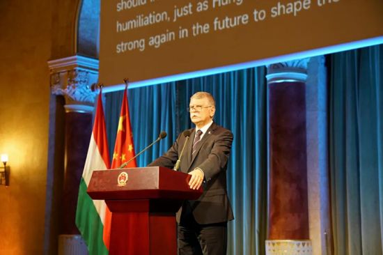 国会主席格维尔代表匈方致辞，热烈祝贺中华人民共和国成立75周年，表示匈中始终坚持相互尊重、互利共赢，两国人民相知相亲，双边关系75年来取得长足发展。