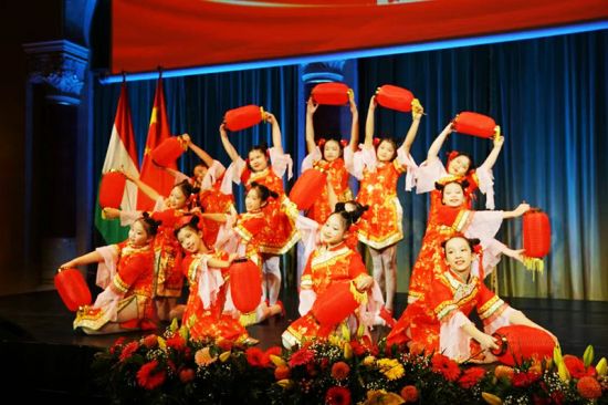 匈国家电视台、匈通社和新华社、中央广播电视总台等两国主流媒体及华文媒体对招待会进行现场报道。