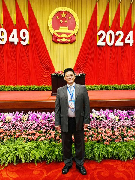 陈雷会长在主席台前留影