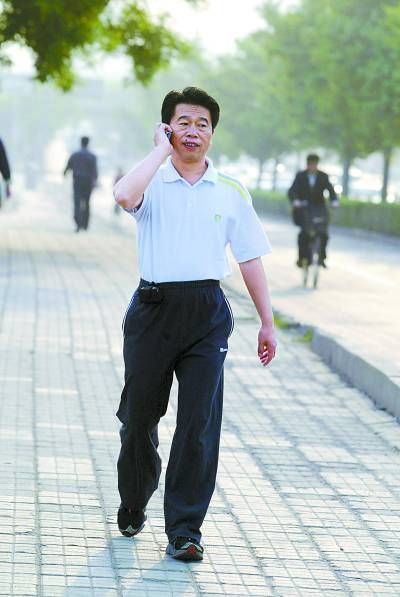 杜少中步行上班。蔡代征摄