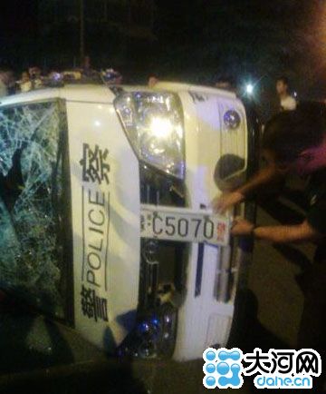 被砸毁的警车