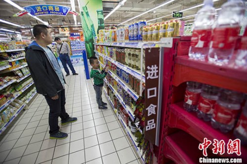 5月8日，山西太原，民众在超市选购进口商品。