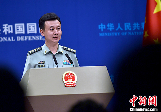 国防部新闻局副局长、国防部新闻发言人吴谦上校在记者会上。