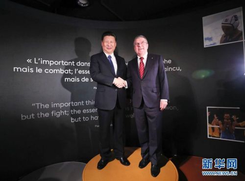 2017年1月18日，中国国家主席习近平在瑞士洛桑国际奥林匹克博物馆会见国际奥林匹克委员会主席巴赫。这是习近平和巴赫在奥运冠军领奖台上合影。新华社记者