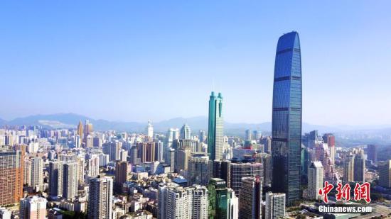 图为航拍深圳标志建筑之一京基100大厦。(资料图片)
