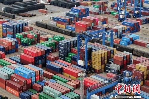 图为航拍江苏连云港一处集装箱货运码头。(资料图片)中新社记者