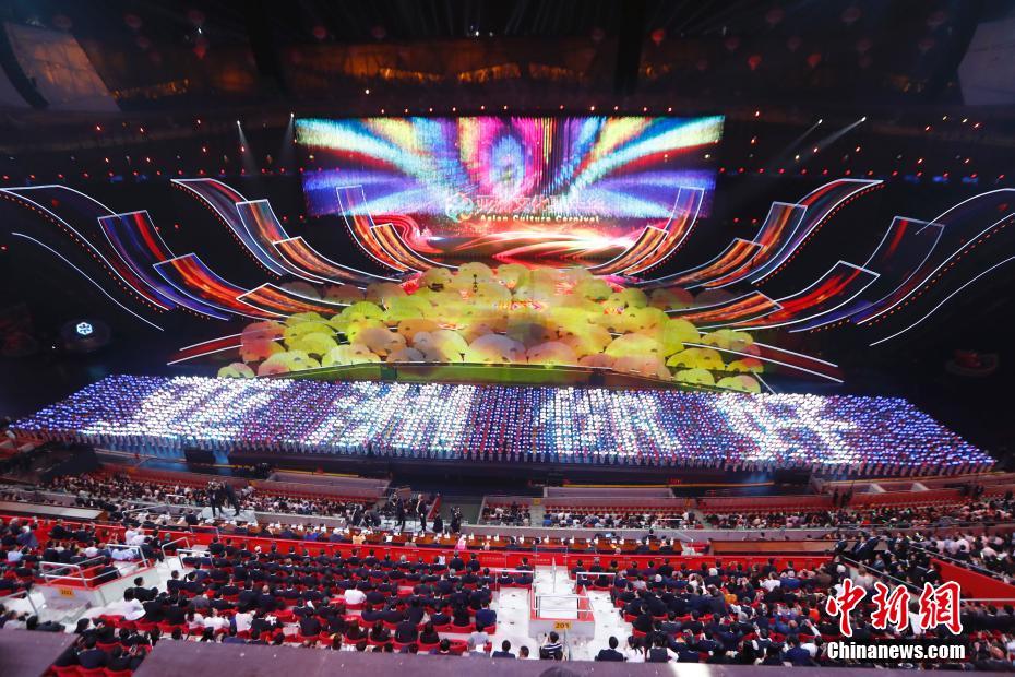 5月15日晚间，亚洲文明对话大会亚洲文化嘉年华活动在位于北京的国家体育场“鸟巢”举行。中新社记者
