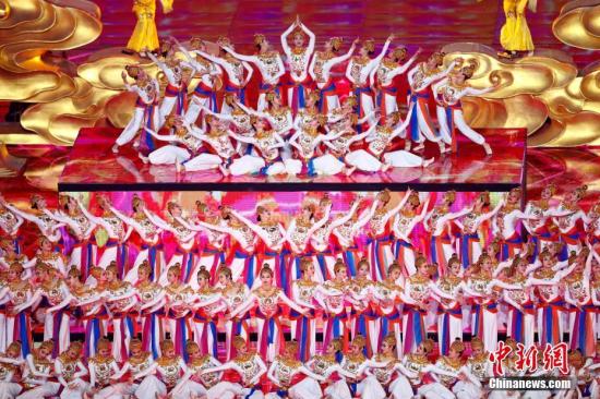 5月15日晚间，亚洲文明对话大会亚洲文化嘉年华活动在位于北京的国家体育场“鸟巢”举行。中新社记者