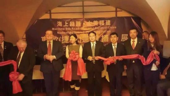 嘉宾为影展剪彩