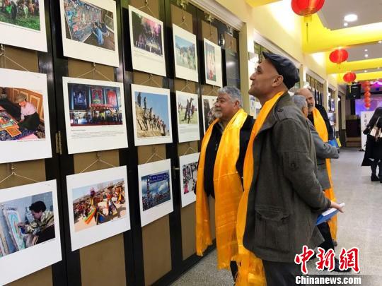 图为嘉宾参观“感知中国·大美青海”中国青海民族文化艺术展。　少恒　摄