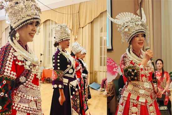 匈牙利华裔宋聚芳演唱《苗族飞歌》。"贵州村T，匈牙利分T"表演民族服饰秀